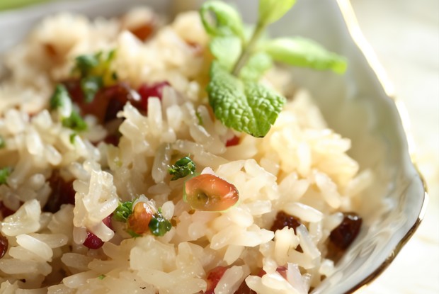 Индийский рис с кедровыми орешками и изюмом