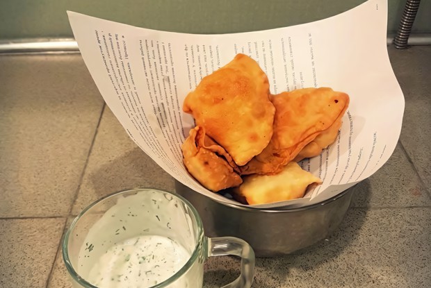 Индийские самосы с кефирным соусом