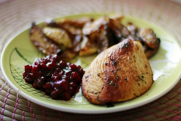 Индюшачья голень с печеной картошкой и клюквенным соусом