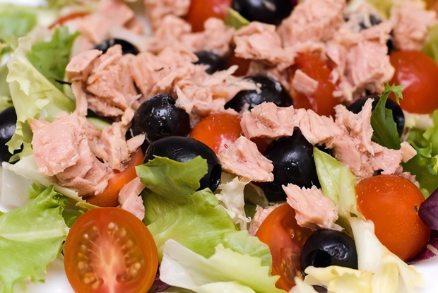 Индонезийский салат из тунца с маслинами