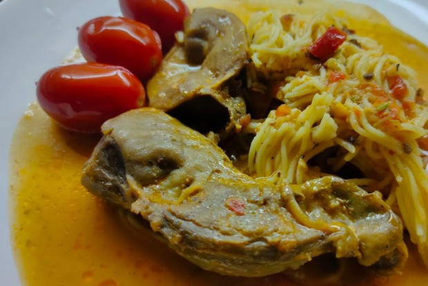 Индюшачьи желудочки тушеные в остром томатном соусе