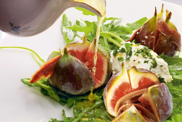 Инжир с анчоусами, творожным сыром, медовым соусом и рукколой