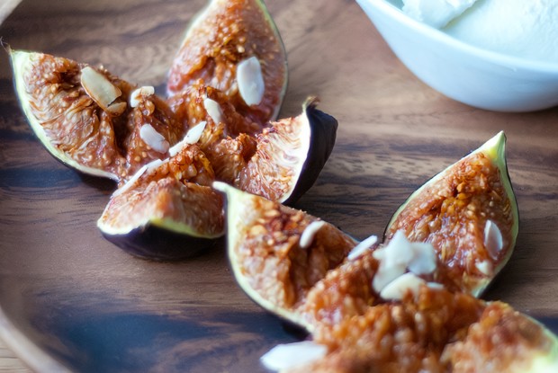 Инжир с медом, миндалем и риккотой