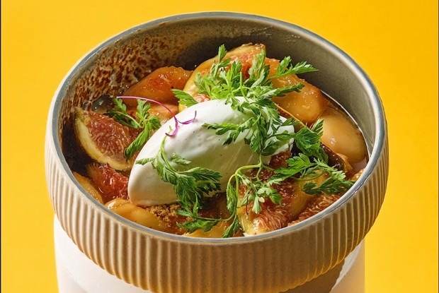 Инжир с персиками и ванильным мороженым