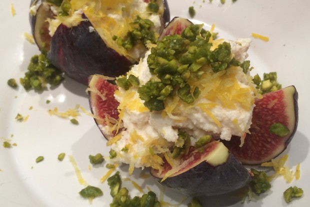 Инжир с рикоттой и фисташками