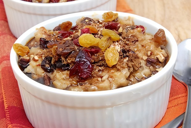 Ирландская овсяная каша с клюквой и изюмом