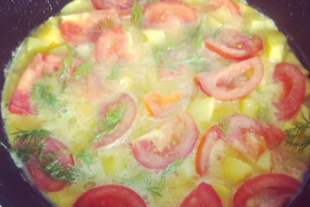 Испанская тортилья с картошкой и помидорами