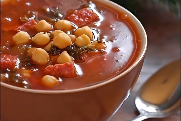 Испанский гороховый суп с сырокопченой колбасой