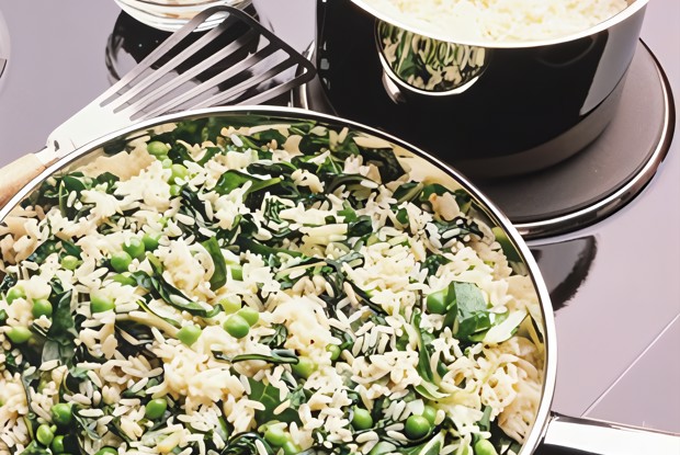 Итальянский рисовый салат с весенними овощами