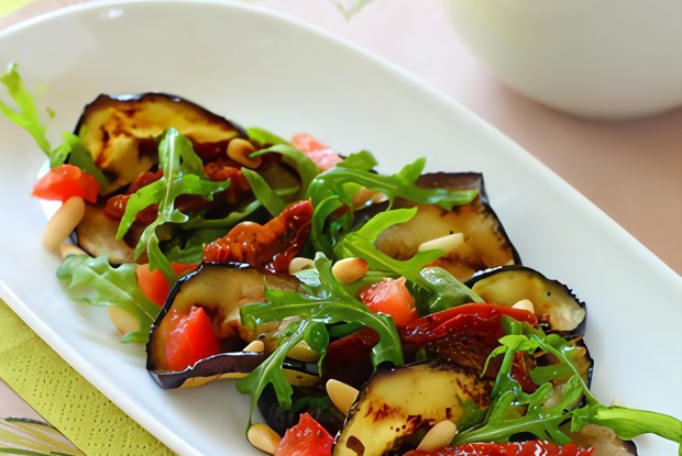 Итальянский салат из баклажанов на гриле и томатов