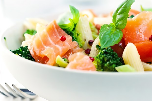 Итальянский салат из пенне и семги