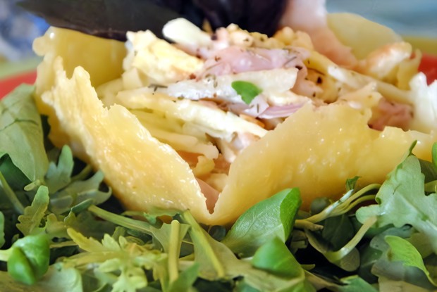 Итальянский салат с копченой курицей в сырной корзинке