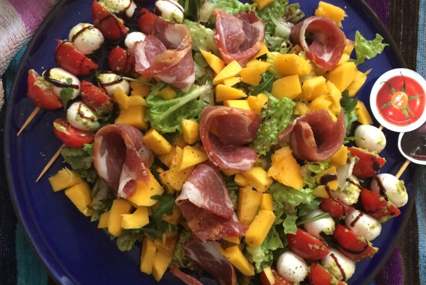 Итальянский салат с манго и пармской ветчиной