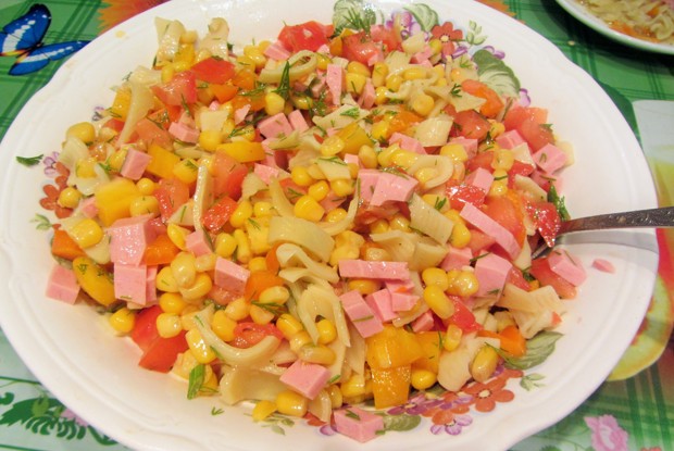 Итальянский салат с овощами, ветчиной и сыром