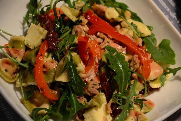 Итальянский салат с пастой, тунцом и вялеными томатами