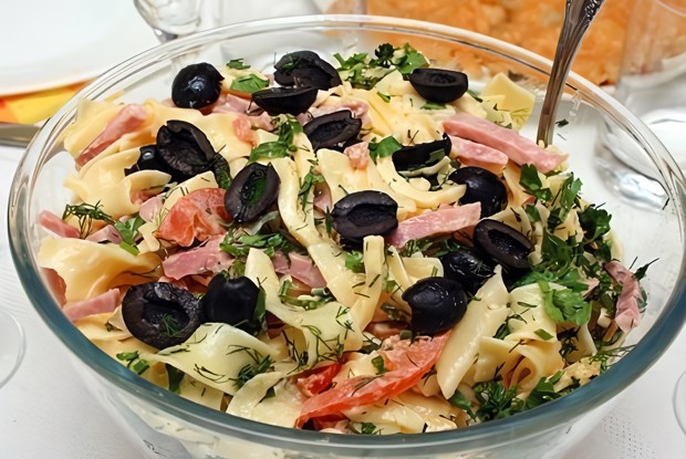 Итальянский салат с сыром и макаронами