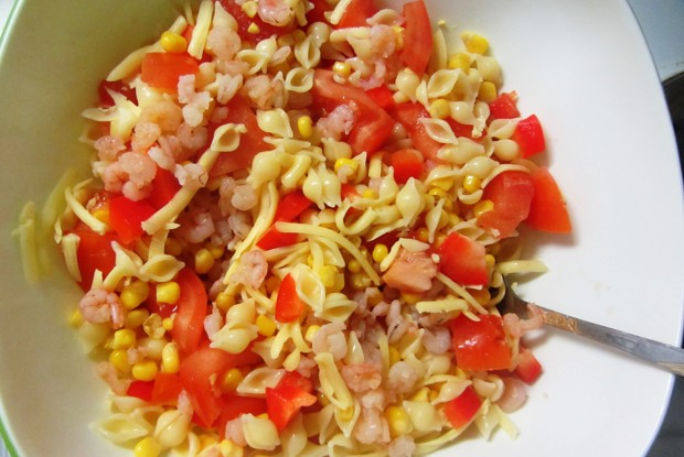 Итальянский салат с ветчиной, сыром и овощами