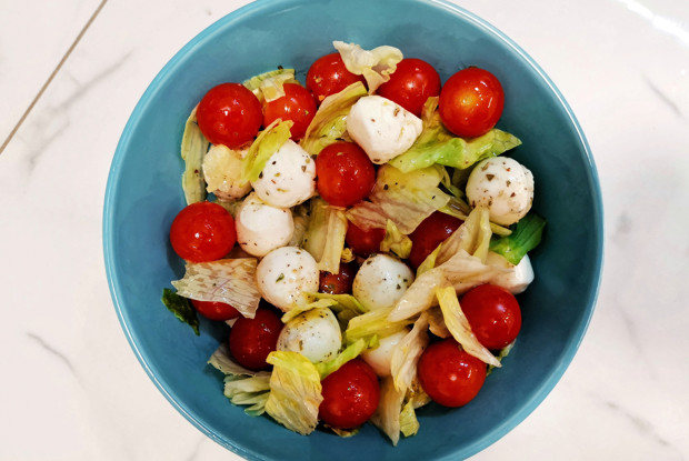 Итальянский овощной салат с моцареллой