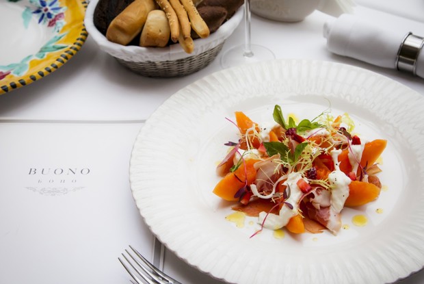 Итальянский салат с тартаром из клубники