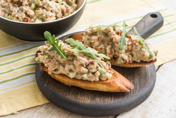 Итальянский салат с тунцом и белой фасолью