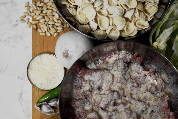 Изысканные ореккьете с фрикадельками, листовой капустой и кедровыми орешками