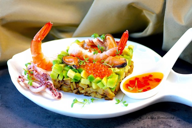 Изысканный салат с морепродуктами