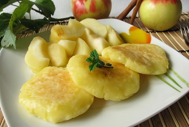 Яблочные блины с лимонной цедрой