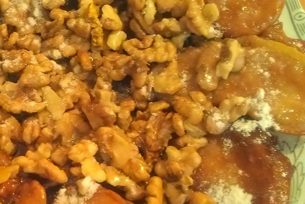 Яблочные дольки в карамели с орехами