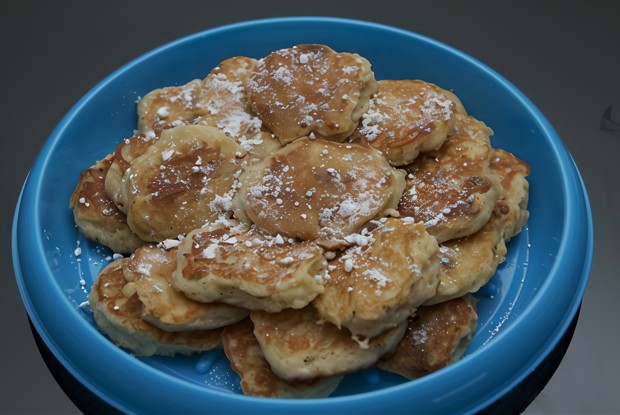 Яблочные оладьи с йогуртом