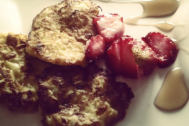 Яблочные оладьи с клубникой и кленовым сиропом