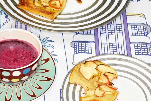 Яблочные слойки с изюмом