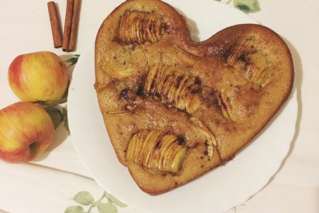 Яблочный бисквитный пирог