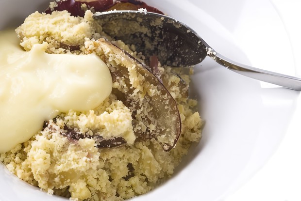 Яблочный десерт с ликером «Амаретто» и специями