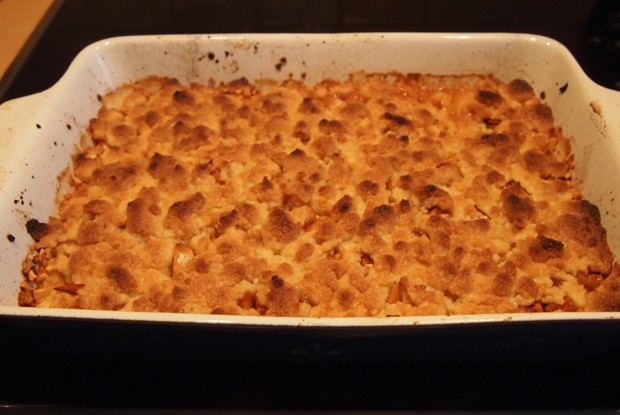 Яблочный крамбл с корицей и миндалем