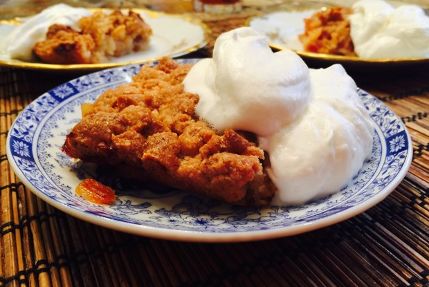 Яблочный крамбл с корицей и взбитыми сливками