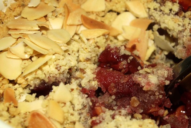 Яблочный крамбл с вишней и миндалем