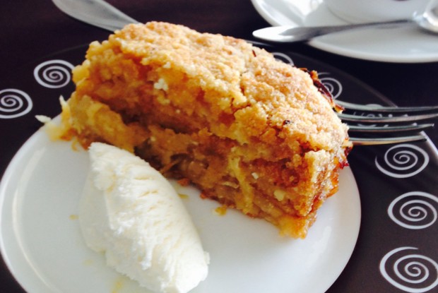 Яблочный манный пирог без яиц