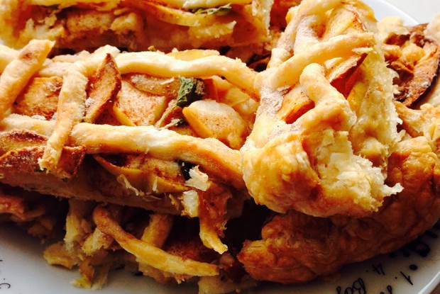 Яблочный пирог-решетка с апельсиновой цедрой и свежей мелиссой