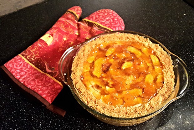 Яблочный пирог с абрикосовым джемом на корже из печенья