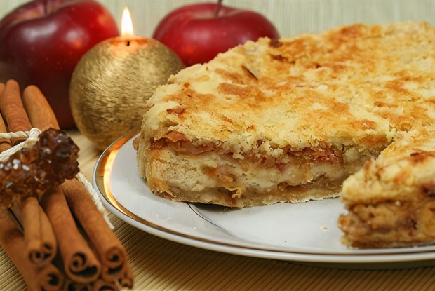 Яблочный пирог с корицей