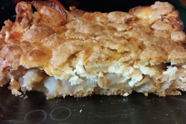 Яблочный пирог с творожной заливкой на песочном тесте