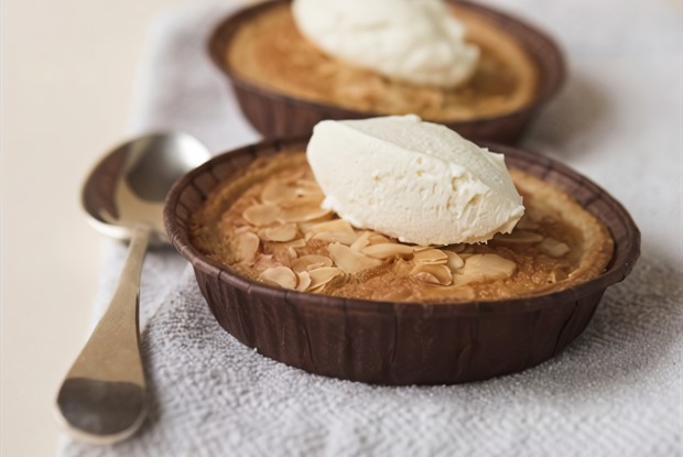 Яблочный пирог со штрейзелем из орехов пекан с ванильным кремом маскарпоне