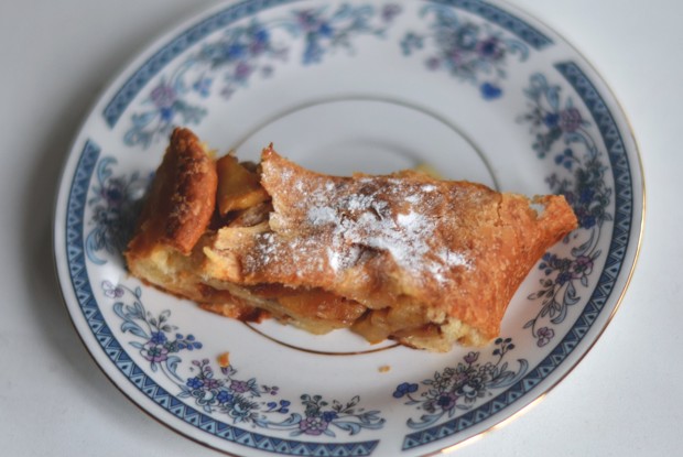 Яблочный штрудель с изюмом и корицей