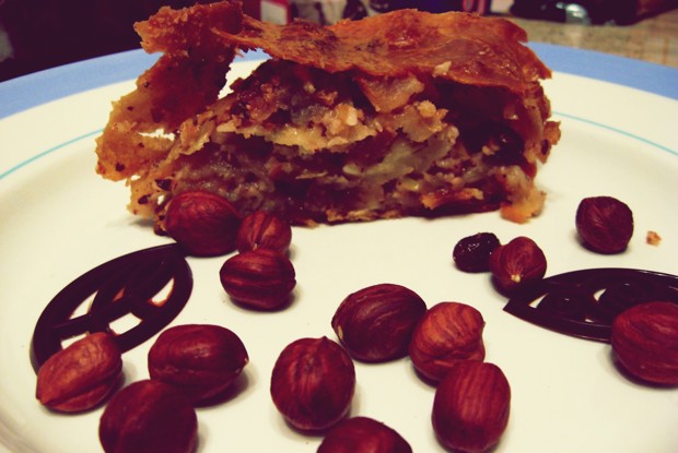 Яблочный штрудель с орехами, изюмом и корицей