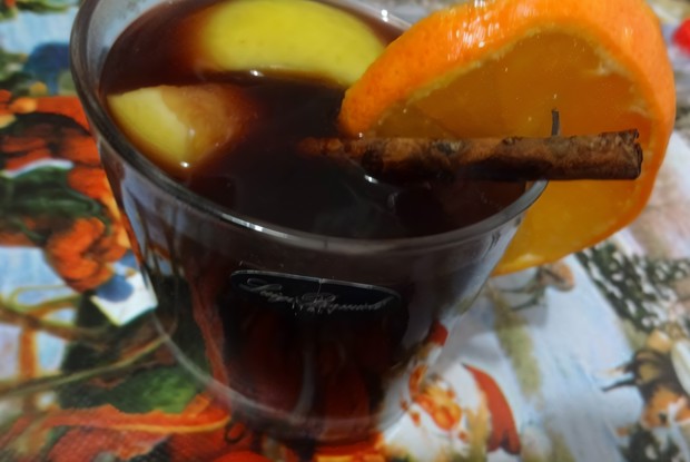 Яблочный сидр с красным вином  и корицей