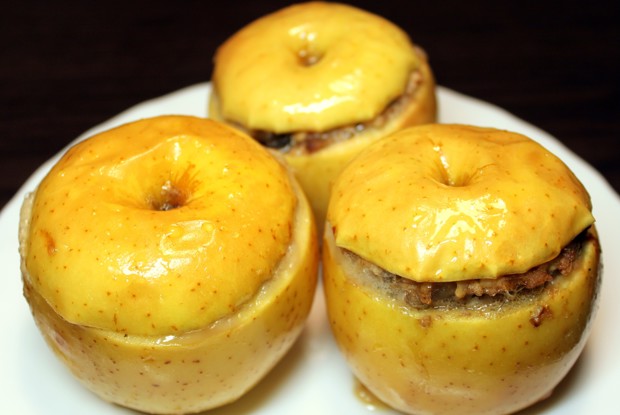 Яблоки фаршированные куриным фаршем с черносливом