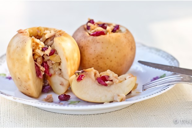 Яблоки фаршированные сухофруктами, в меде