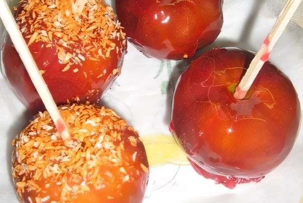 Яблоки на палочках в карамели