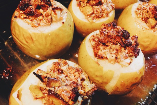 Яблоки в аэрогриле, печеные с грецкими орехами и медом