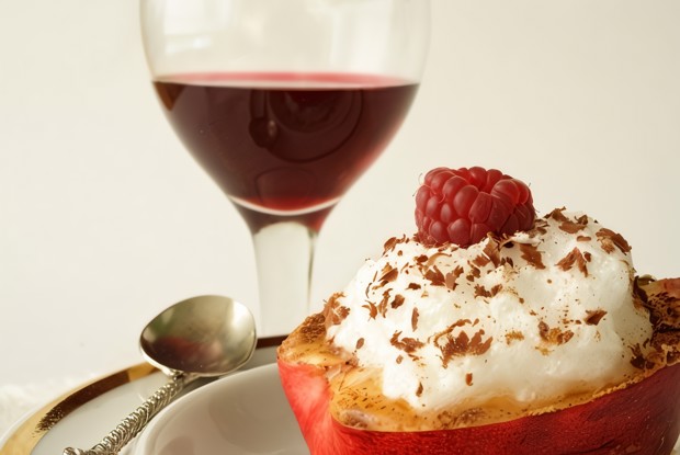 Яблоки под белковым кремом